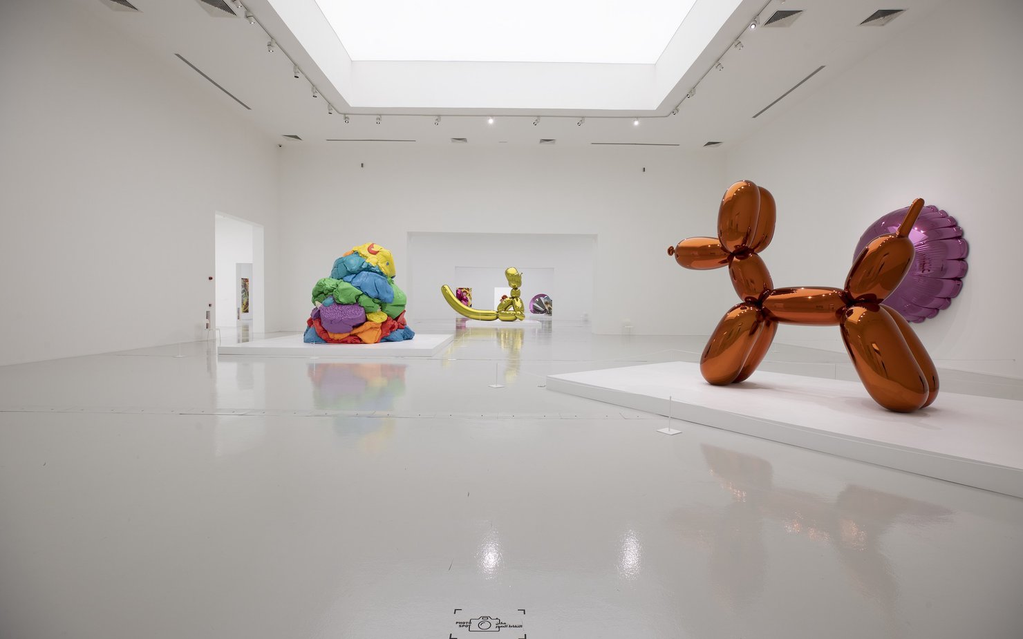 One of the galleries of the exhibition Jeff Koons: Lost in America, with the artworks Balloon Dog and Play-Doh in the foreground