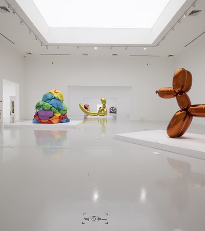 One of the galleries of the exhibition Jeff Koons: Lost in America, with the artworks Balloon Dog and Play-Doh in the foreground