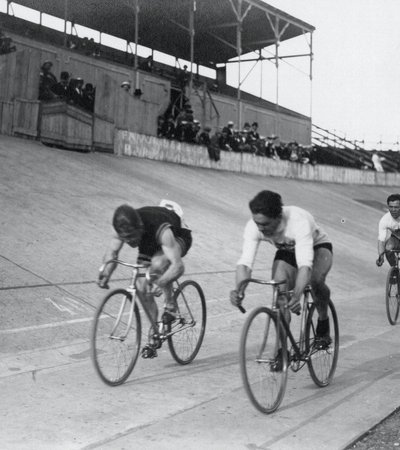 An old photo of cyclists on the racetrack