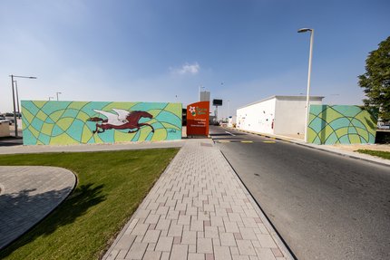 جدارية  تجسّد حصاناً ونسراً في تمثيل لعلم دولة قطر المكوّن من اللونين الأبيض والعنّابي