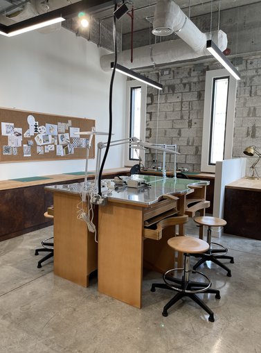 A production lab, central workbench with 3D printing machines.
