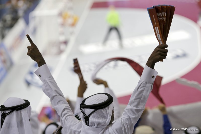 اطفال قطريين يشجعون اللاعبين