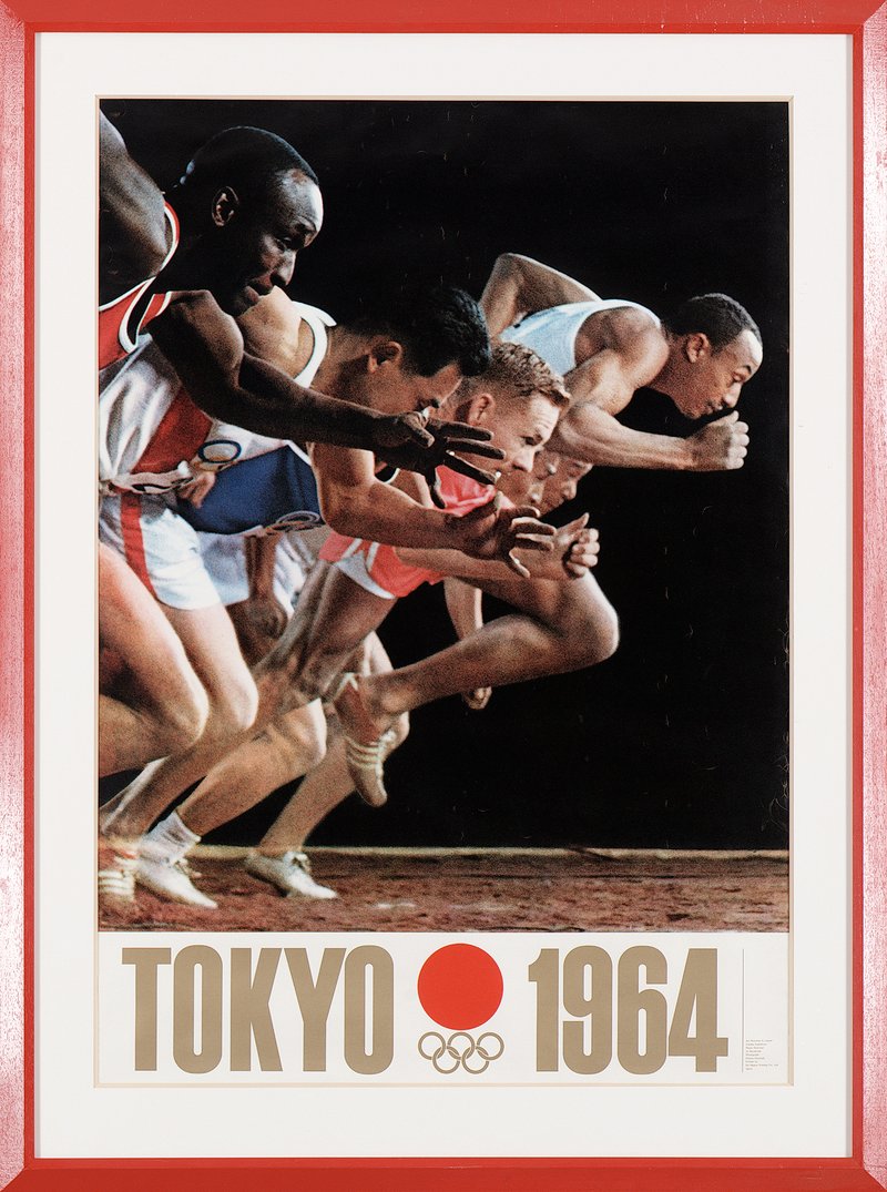 مجموعة من اللاعبين في مسابقة جري في طوكيو ١٩٦٤.