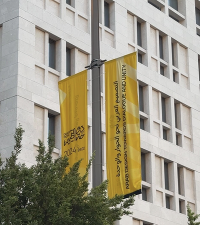 لافتات سارية العلم الصفراء في الهواء الطلق