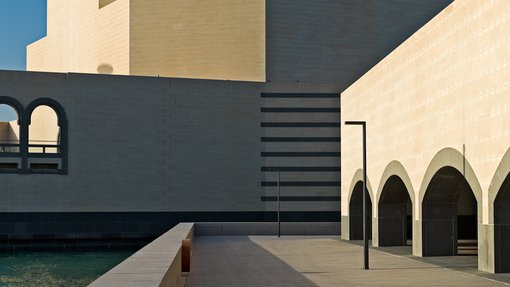 منظر يُظهر تفاصيل التصميم المعماري المميّز  لمتحف الفن الإسلامي وتظهر في الخلفية سماء زرقاء صافية