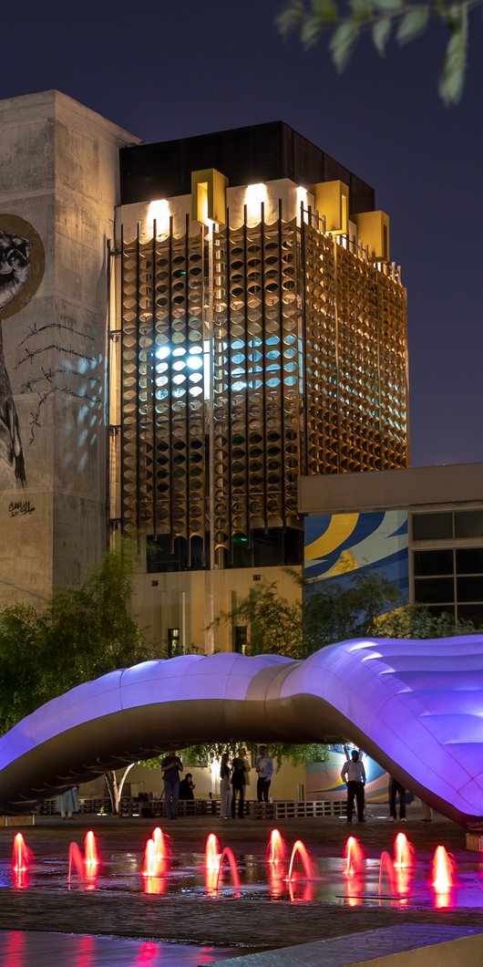 لقطة خارجية لمبنى مطافئ: مقر الفنانين مضاء ليلاً