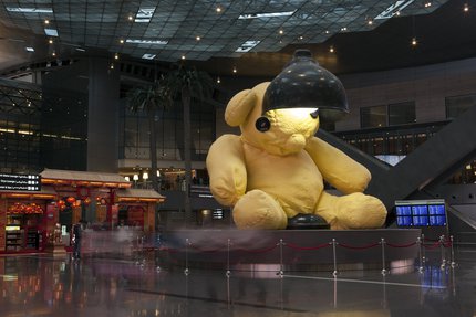 تمثال لدمية صفراء يعلوها مصباح في مطار حمد الدولي