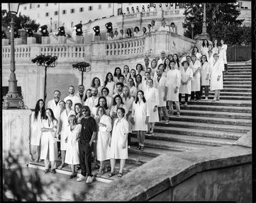 مجموعة من الأشخاص يرتدون المعاطف البيضاء يقفون على السلالم الإسبانية في روما