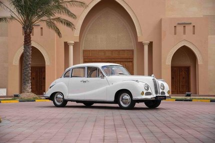 سيارة بي إم دبليو 1955 502. الإنتاج: 1954-1962. اللون: أبيض. سعة المحرك: 2.6 لتر V8. بلد المنشأ: ألمانيا