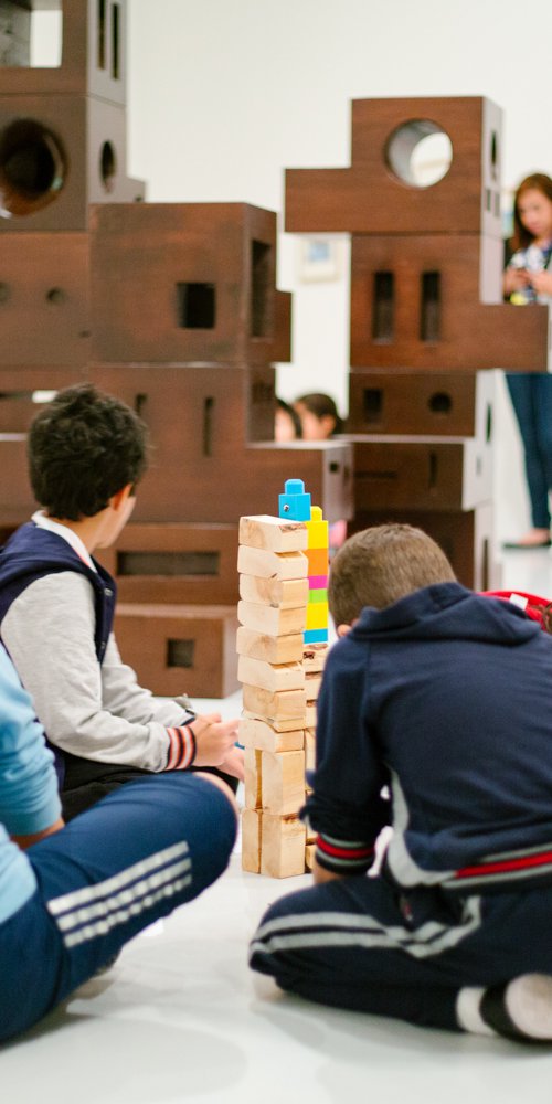 أطفال يبنون أبراجاً  بواسطة مكعبات البناء