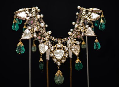 Diamond necklace with emeralds