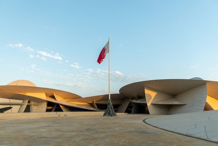صورة العمل الفني "راية المجد" في محيط متحف قطر الوطني