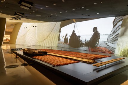 صالة عرض في متحف قطر الوطني تحتوي على قطع تقليدية تستعمل في الصحراء