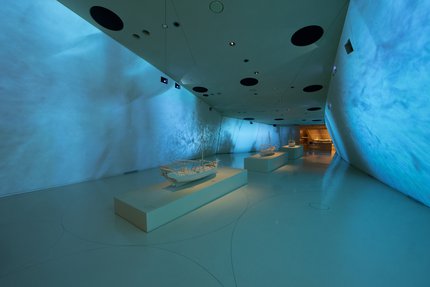 لقطة داخلية لإحدى صالات العرض في متحف قطر الوطني تضم سفينة الداو التقليدية