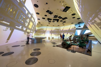 لقطة داخلية لإحدى صالات العرض في متحف قطر الوطني تعرض الآلات النفطية