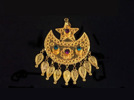 Traditional jewellery in the medium gold with a star soldered on top of a crescent moon