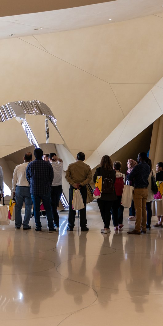 مجموعة من الزوار يستكشفون العمل الفني "البتولة" في متحف قطر الوطني