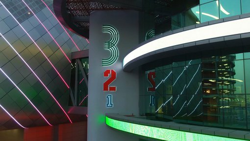 صورة لأضواء النيون تسلط الضوء على لافتات 3-2-1 متحف قطر الأولمبي والرياضي