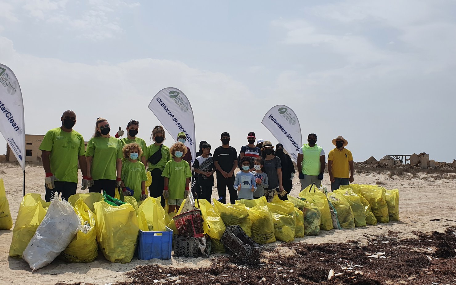 متطوعون ينظّفون الشاطئ في سي لاين