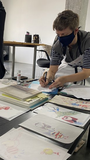 Artist Charlene Kasdorf demonstrating drawing and illustration techniques to participants in her workshop titled “Exploratory Illustration.”