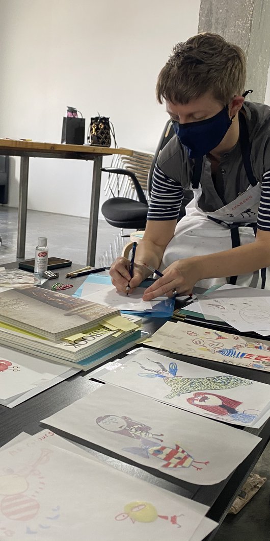 Artist Charlene Kasdorf demonstrating drawing and illustration techniques to participants in her workshop titled “Exploratory Illustration.”